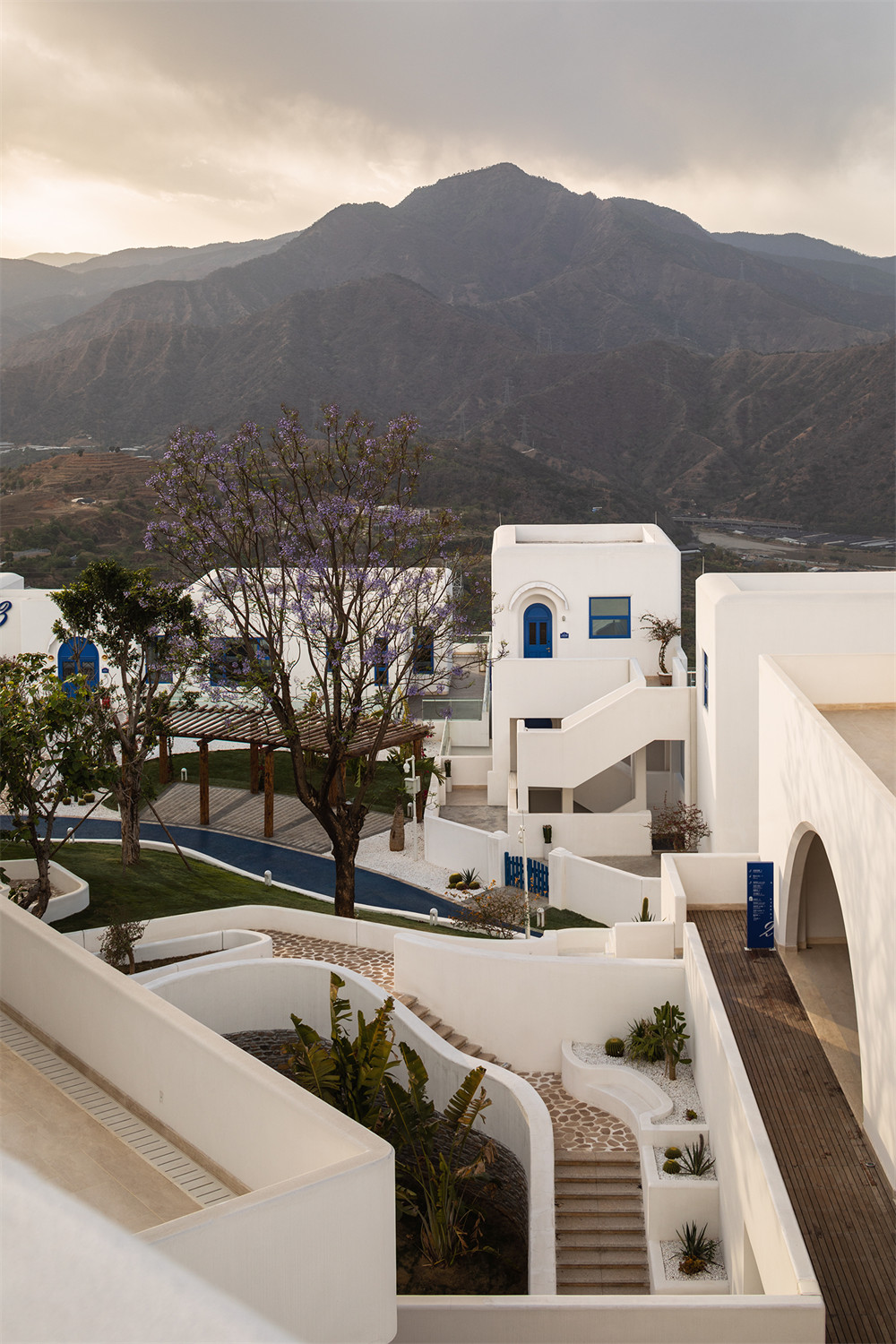 四川日照半山度假民宿酒店裝修設(shè)計方案(圖1) 四川日照半山度假民宿酒店裝修設(shè)計方案(圖1)