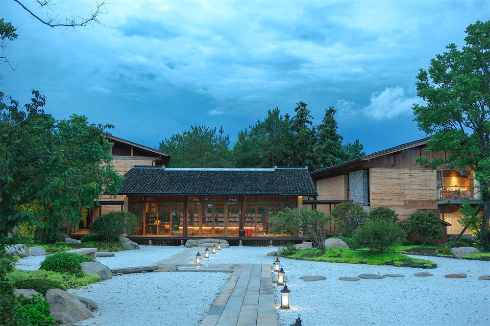 復興鄉(xiāng)村 結廬半間精品民宿裝修設計案例(圖2) 10752656_vsszan179572151821534.jpg