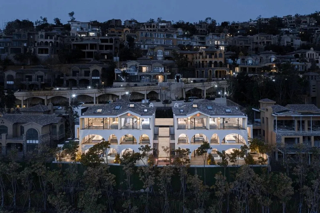 大理十九山全海景奢華別墅民宿酒店裝修設(shè)計(jì)(圖1) 640_wx_fmt=jpeg&from=appmsg&tp=webp&wxfrom=5&wx_lazy=1&wx_co=1 (1).jpg