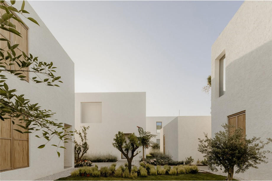 純白系高級(jí)簡(jiǎn)約風(fēng)精品度假酒店裝修設(shè)計(jì)案例(圖2) 純白系高級(jí)簡(jiǎn)約風(fēng)精品度假酒店裝修設(shè)計(jì)案例